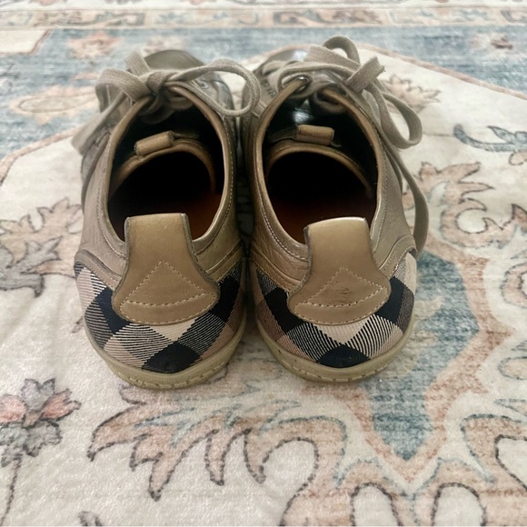 Burberry Low Top Leather Sneakers - Picture 3 of 16